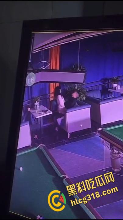 重庆一台球厅监控视频流出, 一男一女饥渴难耐,公然调情露乳,沙发掀裙激情女上!