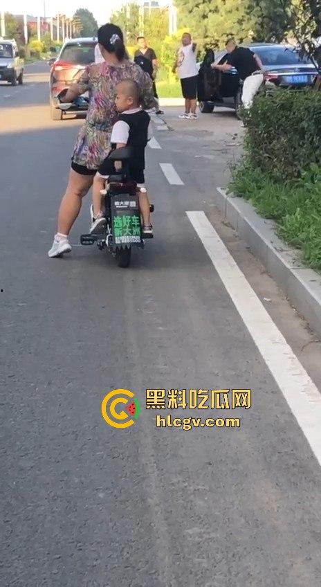 史上最猛路怒症!匕首对砍西瓜刀,手断了还往前冲!勇猛还是傻?让人看得直呼服了!