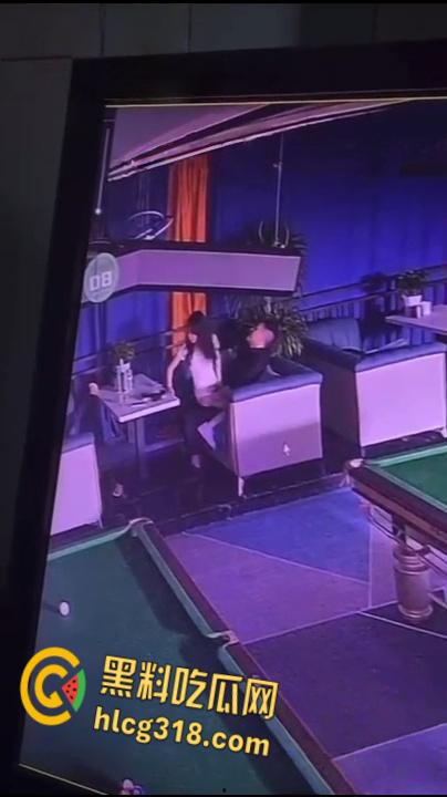 重庆一台球厅监控视频流出, 一男一女饥渴难耐,公然调情露乳,沙发掀裙激情女上!