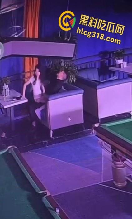 重庆一台球厅监控视频流出, 一男一女饥渴难耐,公然调情露乳,沙发掀裙激情女上!