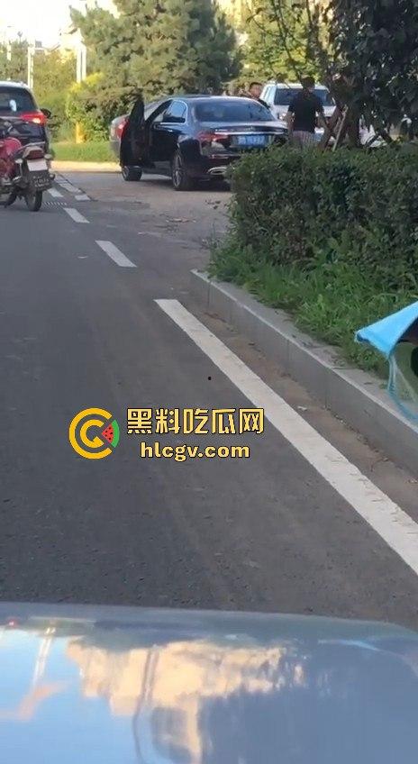 史上最猛路怒症!匕首对砍西瓜刀,手断了还往前冲!勇猛还是傻?让人看得直呼服了!