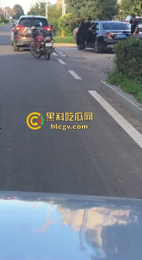 史上最猛路怒症!匕首对砍西瓜刀,手断了还往前冲!勇猛还是傻?让人看得直呼服了!