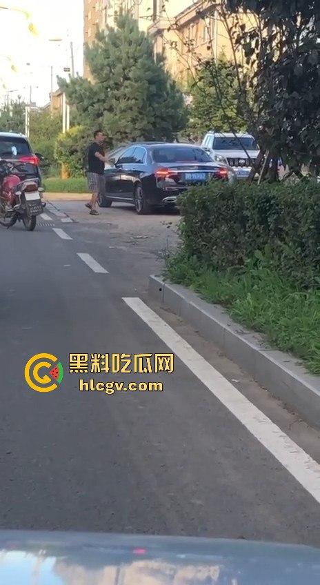 史上最猛路怒症!匕首对砍西瓜刀,手断了还往前冲!勇猛还是傻?让人看得直呼服了!