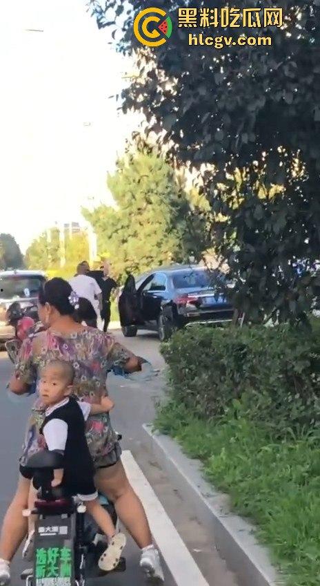 史上最猛路怒症!匕首对砍西瓜刀,手断了还往前冲!勇猛还是傻?让人看得直呼服了!