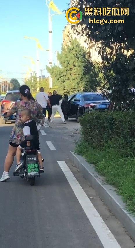 史上最猛路怒症!匕首对砍西瓜刀,手断了还往前冲!勇猛还是傻?让人看得直呼服了!