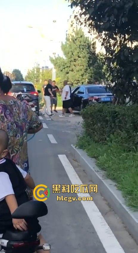 史上最猛路怒症!匕首对砍西瓜刀,手断了还往前冲!勇猛还是傻?让人看得直呼服了!