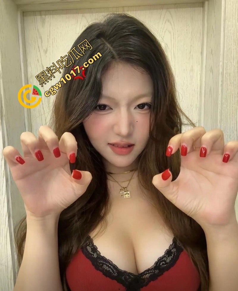 抖音颜值主播【悲伤以期】服侍榜一大哥视频遭泄密！情趣内衣跪舔金主巨屌，被按头强制深喉！视频曝光后直接销号跑路！