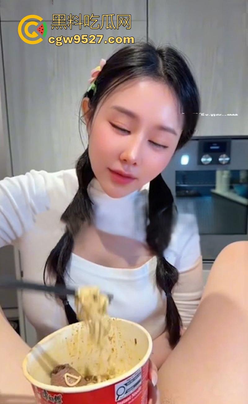 极品性感博主【汐梦瑶】化身吃播主播，品尝红烧牛肉鸡巴面，露脸口交吞精，调料包泡鸡吧超淫荡！