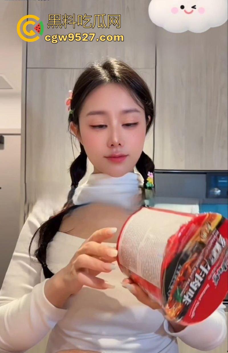 极品性感博主【汐梦瑶】化身吃播主播,品尝红烧牛肉鸡巴面,露脸口交吞精,调料包泡鸡吧超淫荡!