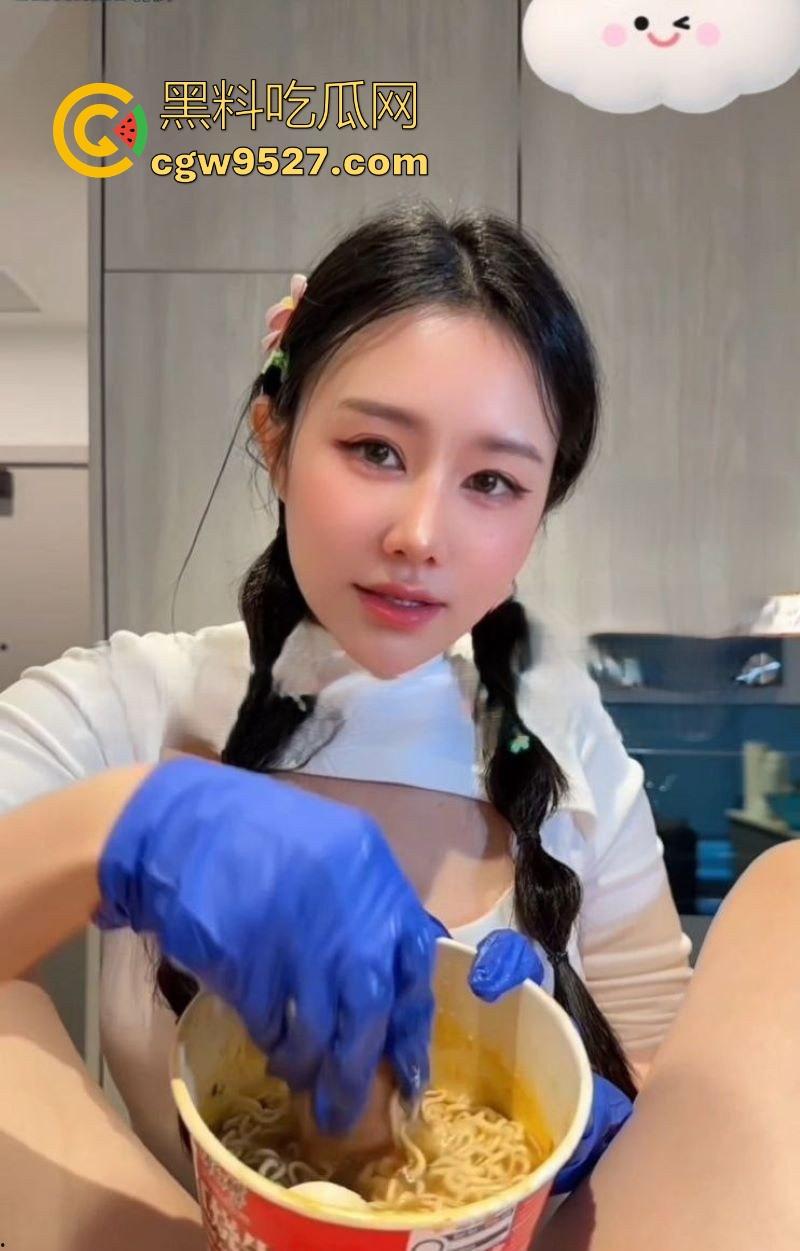极品性感博主【汐梦瑶】化身吃播主播,品尝红烧牛肉鸡巴面,露脸口交吞精,调料包泡鸡吧超淫荡!