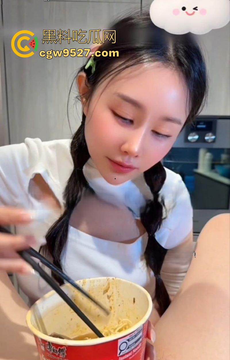 极品性感博主【汐梦瑶】化身吃播主播,品尝红烧牛肉鸡巴面,露脸口交吞精,调料包泡鸡吧超淫荡!