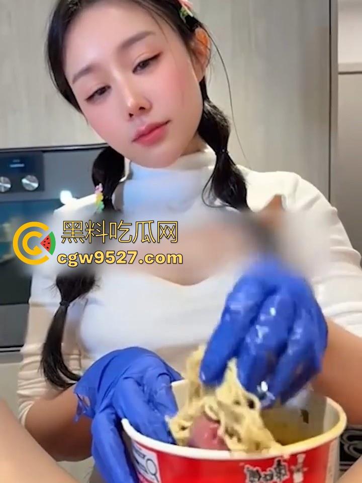 极品性感博主【汐梦瑶】化身吃播主播,品尝红烧牛肉鸡巴面,露脸口交吞精,调料包泡鸡吧超淫荡!