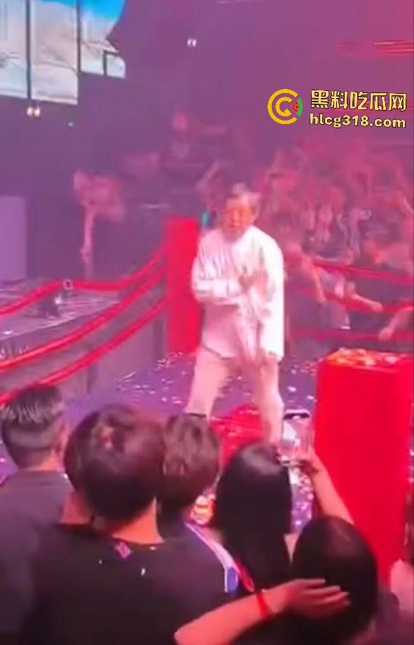 马保国酒吧商演假戏真做险被揍出鼻血!幸好主持人救场,不然闪电五连鞭要失传了!