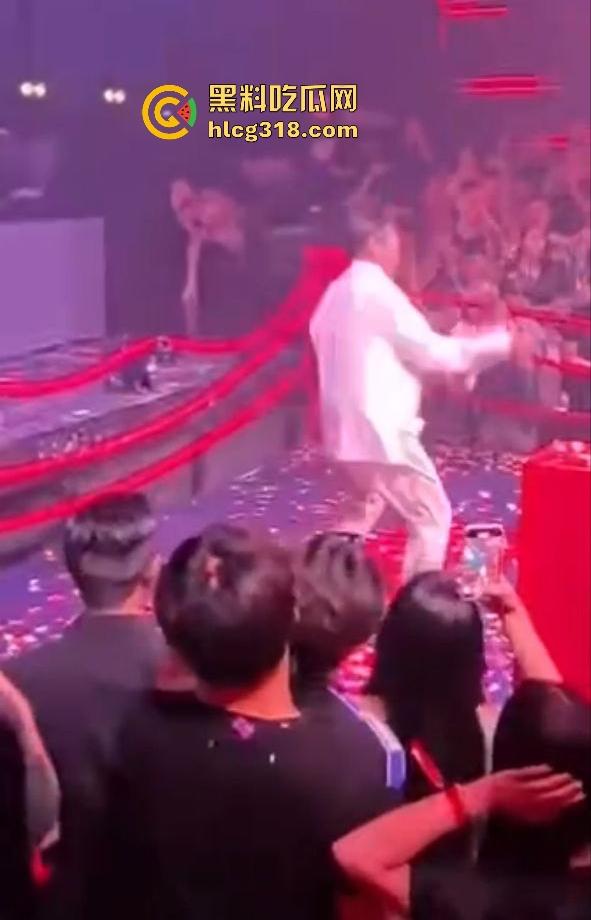 马保国酒吧商演假戏真做险被揍出鼻血!幸好主持人救场,不然闪电五连鞭要失传了!