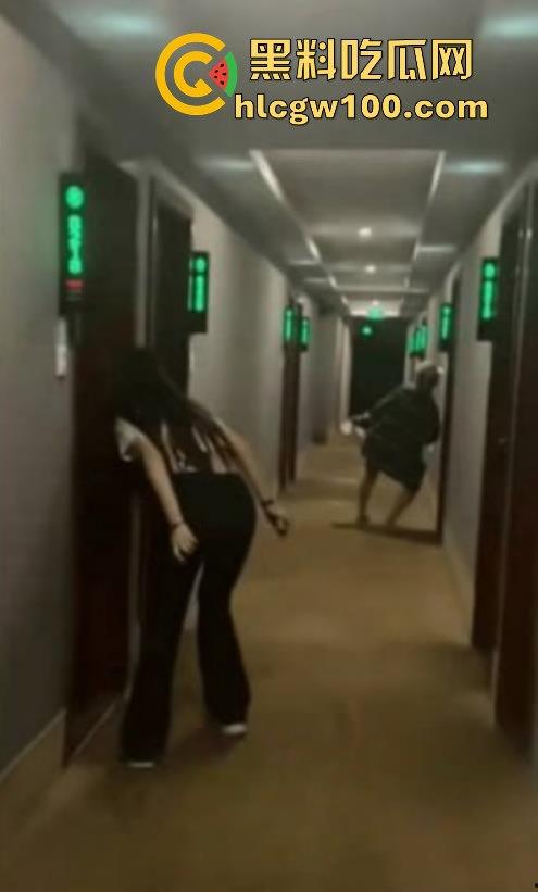 搞笑大瓜!大学闺蜜住酒店隔壁惊现男女床上大战,一直在叫爸爸求饶屁股打的啪啪响整层楼都震耳欲聋。