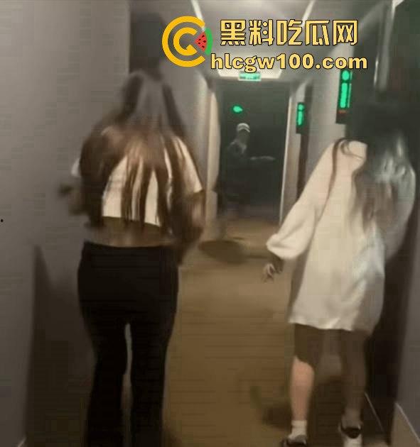 搞笑大瓜!大学闺蜜住酒店隔壁惊现男女床上大战,一直在叫爸爸求饶屁股打的啪啪响整层楼都震耳欲聋。
