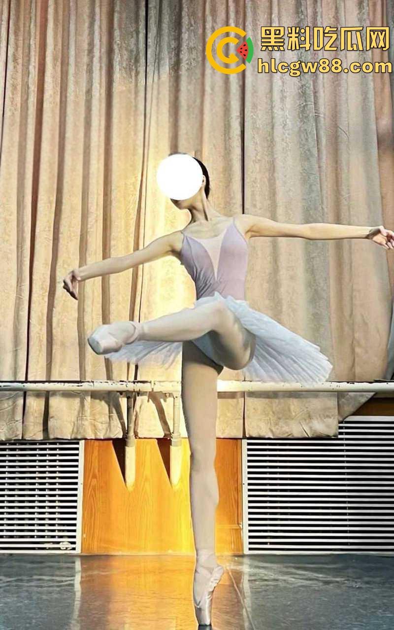 西安美院舞蹈系女神【范钿】竟是反差母狗,修长美腿穿舞蹈服性感爆表,私下被主人玩弄后入猛操!