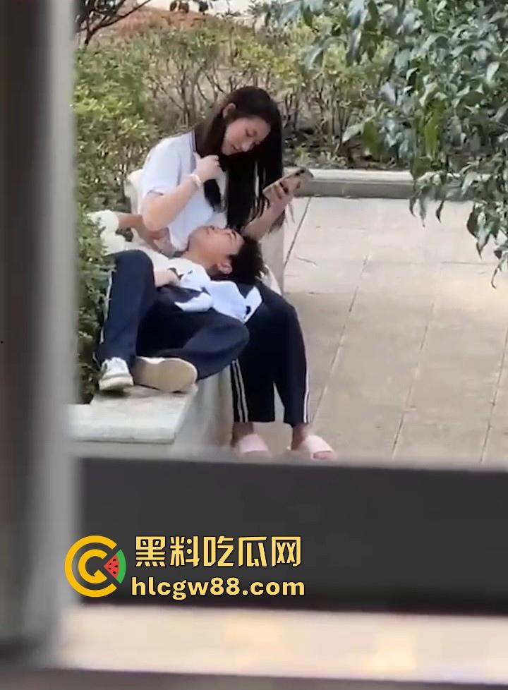 南京第三中学逆天小情侣野外做露水夫妻 无视旁人口交舔奶 被偷拍视频流出!