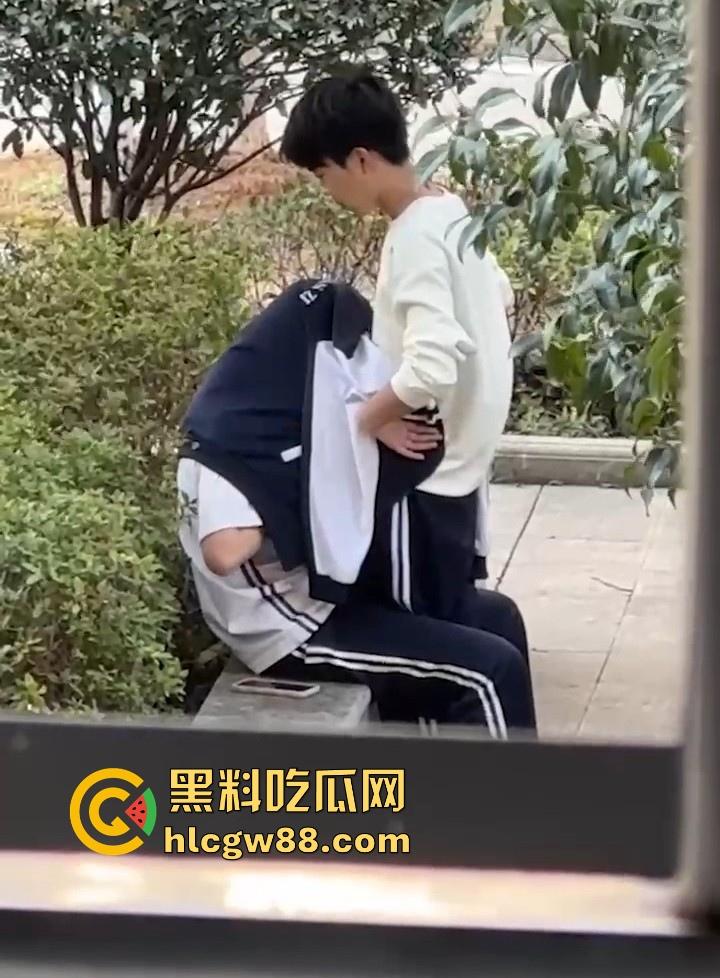 南京第三中学逆天小情侣野外做露水夫妻 无视旁人口交舔奶 被偷拍视频流出!