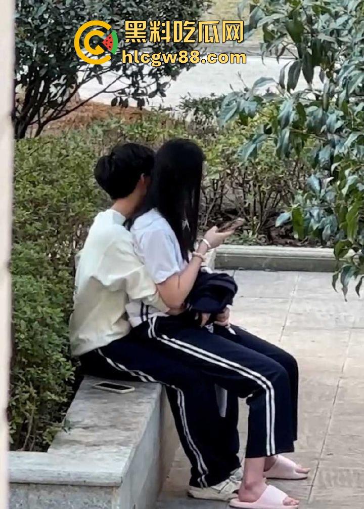 南京第三中学逆天小情侣野外做露水夫妻 无视旁人口交舔奶 被偷拍视频流出!
