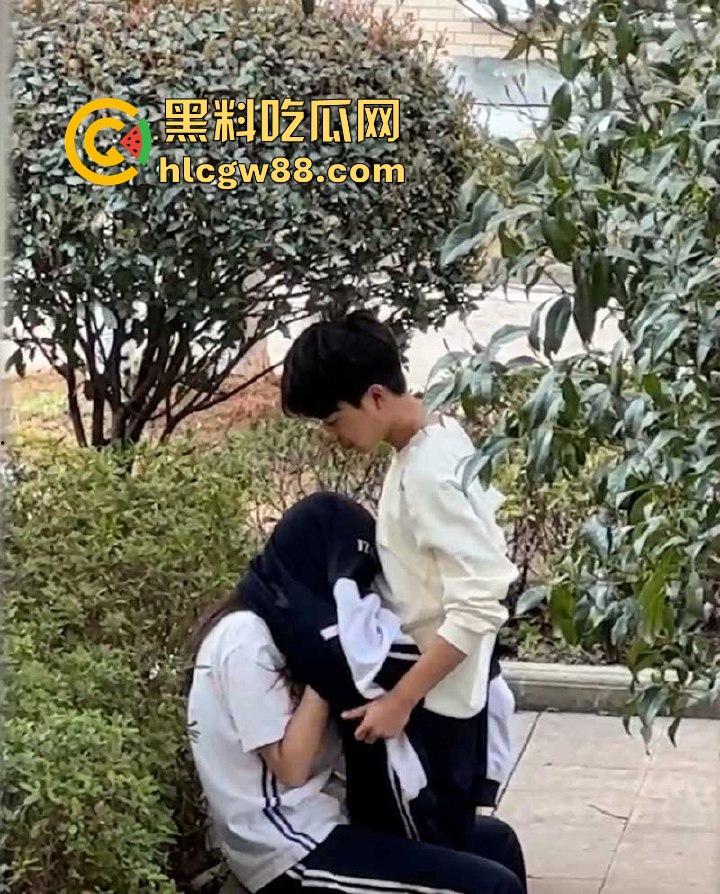 南京第三中学逆天小情侣野外做露水夫妻 无视旁人口交舔奶 被偷拍视频流出!