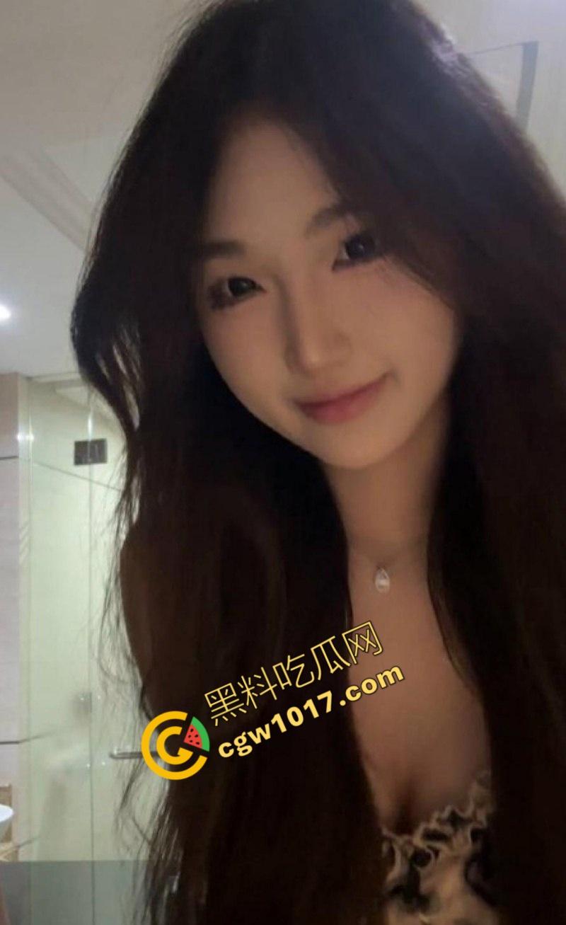 北京极品大学美女与富二代激情狂欢,樱唇深吞粗屌,富二代玩弄狗链,肏得她淫水横流,欲望无限!