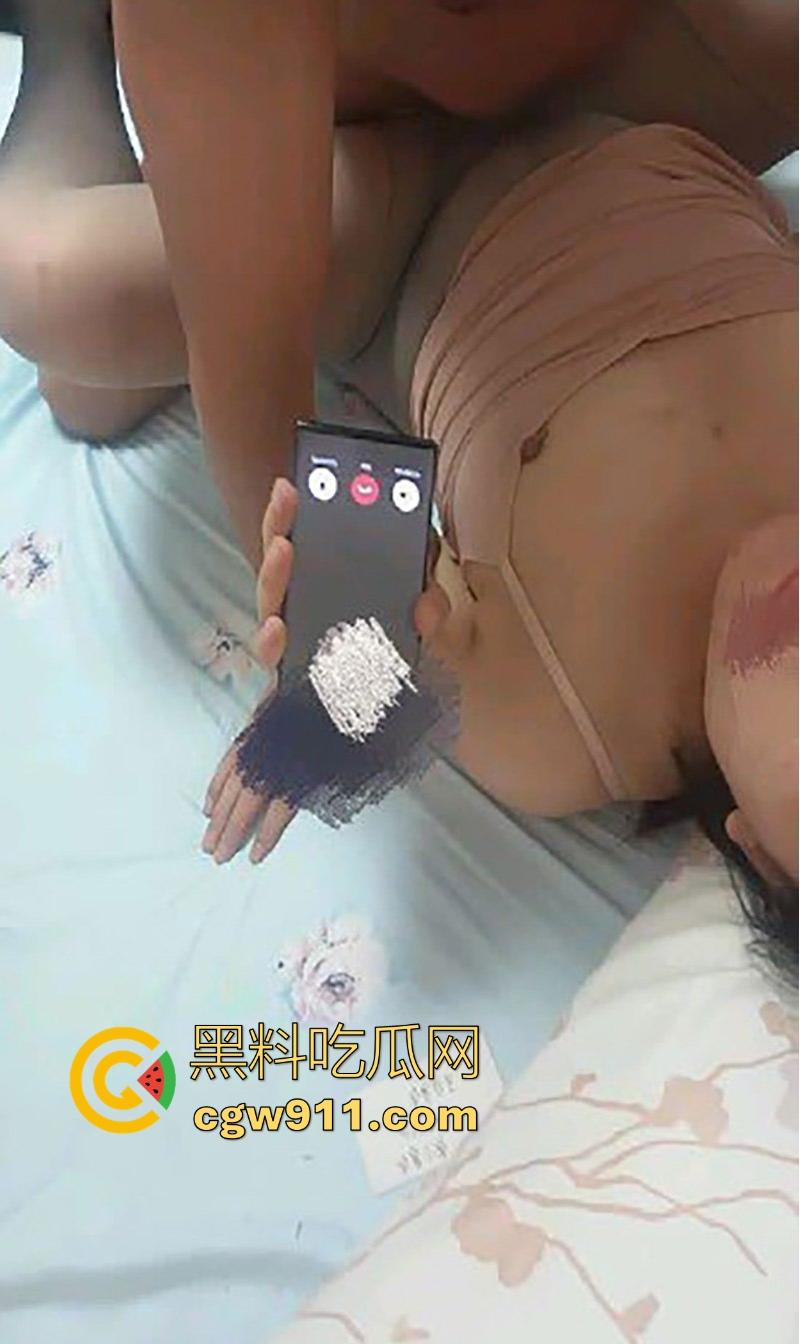 语音通话指导我操老妈,一边听着,一边指挥,骂老妈是骚逼,刺激到下边湿的一塌糊涂!