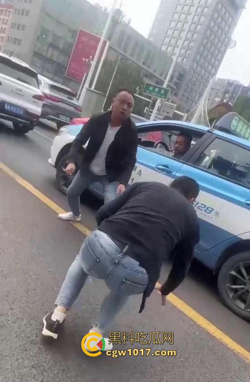 路怒症吵架秒变杀人现场!拔刀猛捅对面司机腹部,鲜血狂喷只能捂着肚子赶紧逃命!