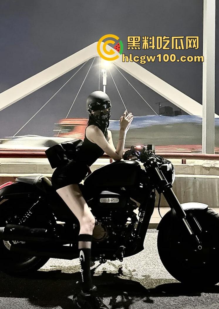 摩托圈真香定律只爱女骑不爱男 女骑才是摩托圈的门面 丝袜造型冷天也不怂 风里拍片还玩验胸!
