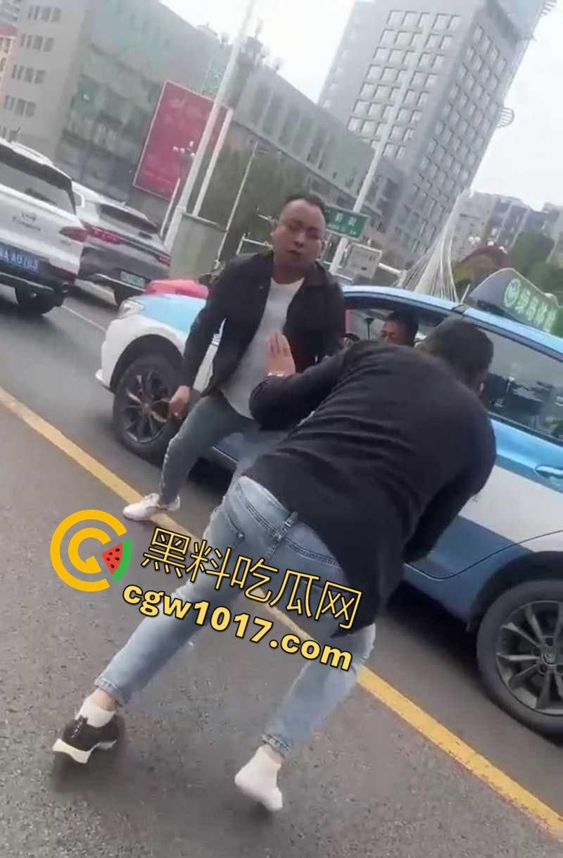 路怒症吵架秒变杀人现场!拔刀猛捅对面司机腹部,鲜血狂喷只能捂着肚子赶紧逃命!