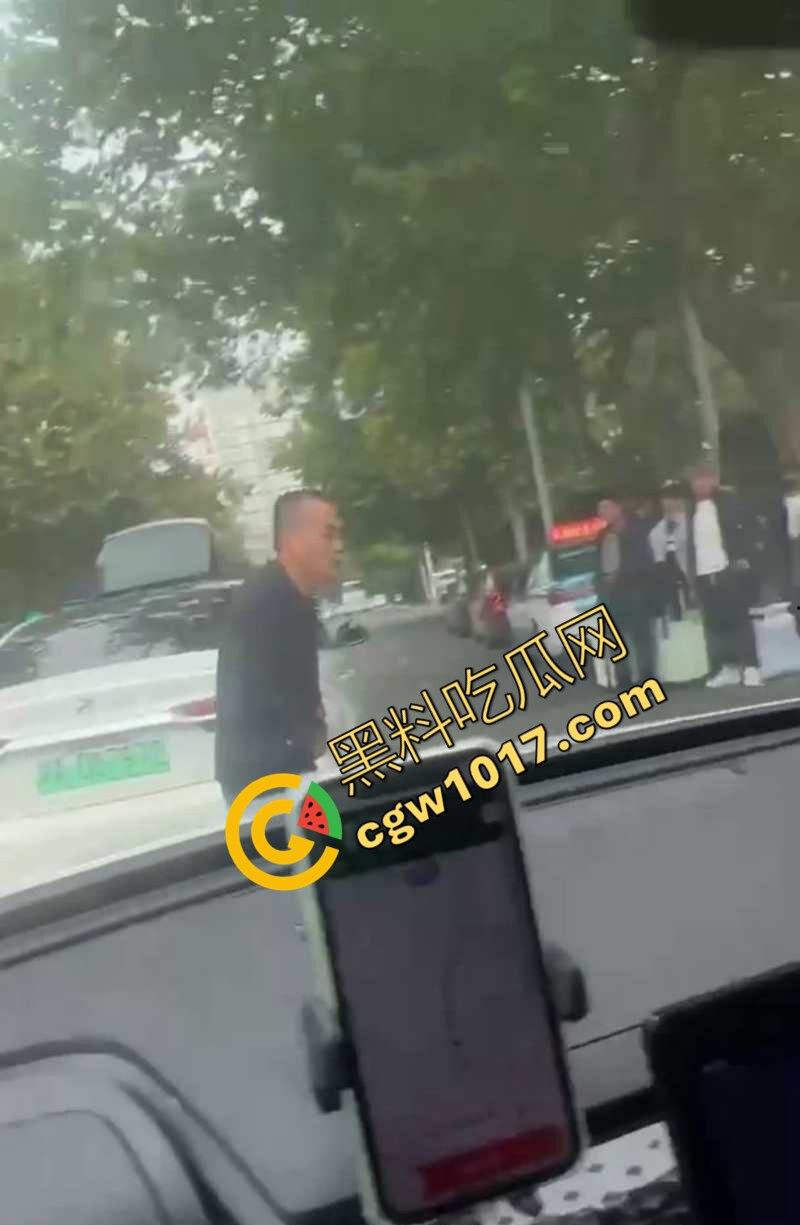 路怒症吵架秒变杀人现场!拔刀猛捅对面司机腹部,鲜血狂喷只能捂着肚子赶紧逃命!