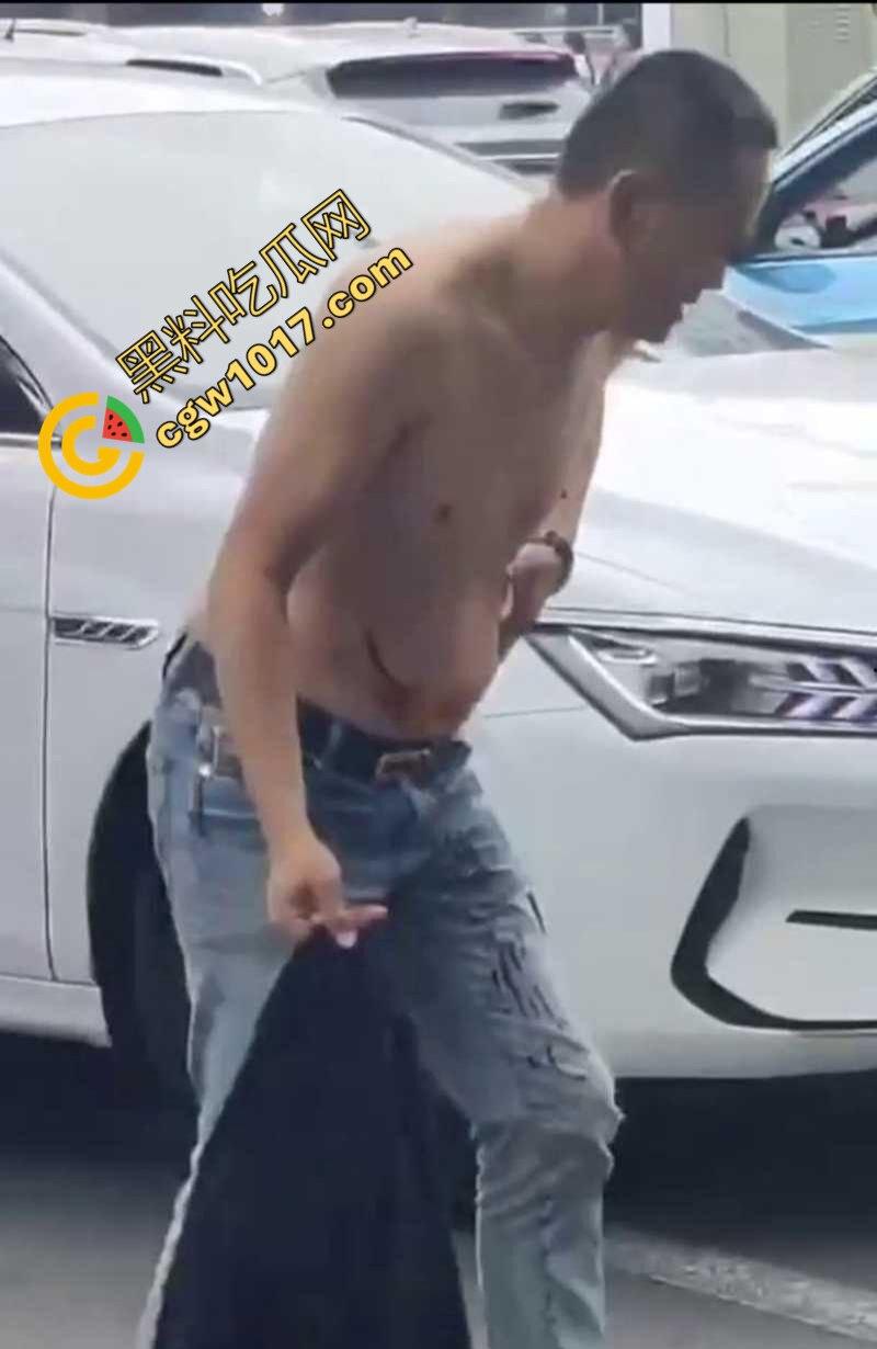 路怒症吵架秒变杀人现场!拔刀猛捅对面司机腹部,鲜血狂喷只能捂着肚子赶紧逃命!