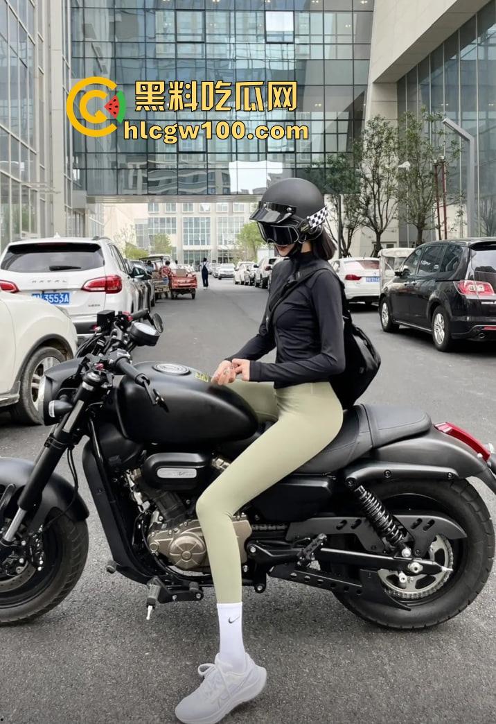 摩托圈真香定律只爱女骑不爱男 女骑才是摩托圈的门面 丝袜造型冷天也不怂 风里拍片还玩验胸!