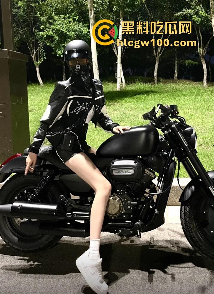 摩托圈真香定律只爱女骑不爱男 女骑才是摩托圈的门面 丝袜造型冷天也不怂 风里拍片还玩验胸!