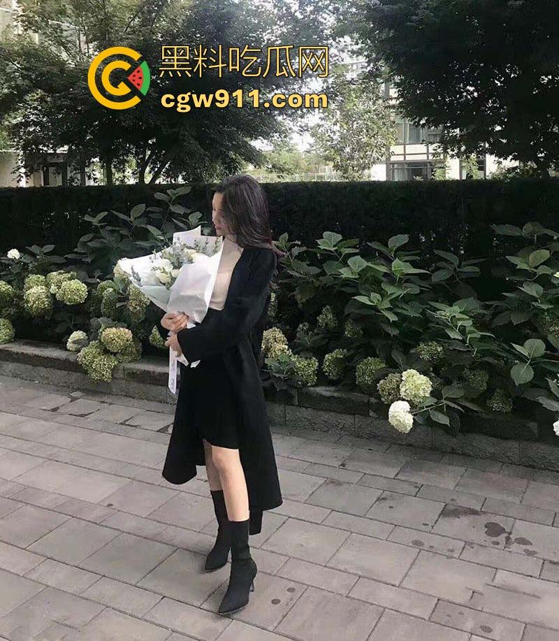 杭州工商银行职员【林语星】外表端庄职场丽人，私下肥臀美腿反差，跪地口交舔蛋，无套后入猛操蜜穴！