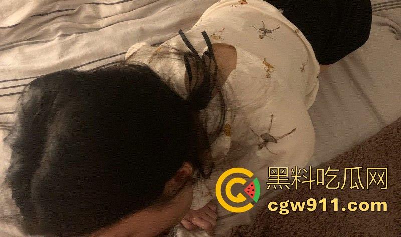 杭州工商银行职员【林语星】外表端庄职场丽人,私下肥臀美腿反差,跪地口交舔蛋,无套后入猛操蜜穴!