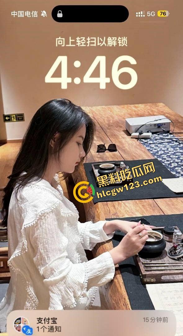 青岛极品幼师露脸抠逼泄露,讲完童话回家自慰表情媚到不行,骚到像开了九次房后再爱一次的脸!