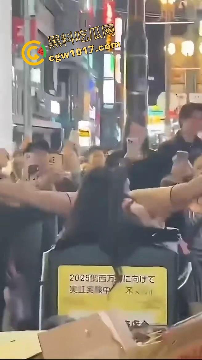 日本街头的万圣节!这你确定不是在拍片嘛,这是借着万圣节的节日来宣称的吧,极品漏奶小天使到处都是,狠狠羡慕了!