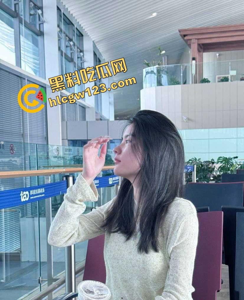 青岛极品幼师露脸抠逼泄露,讲完童话回家自慰表情媚到不行,骚到像开了九次房后再爱一次的脸!