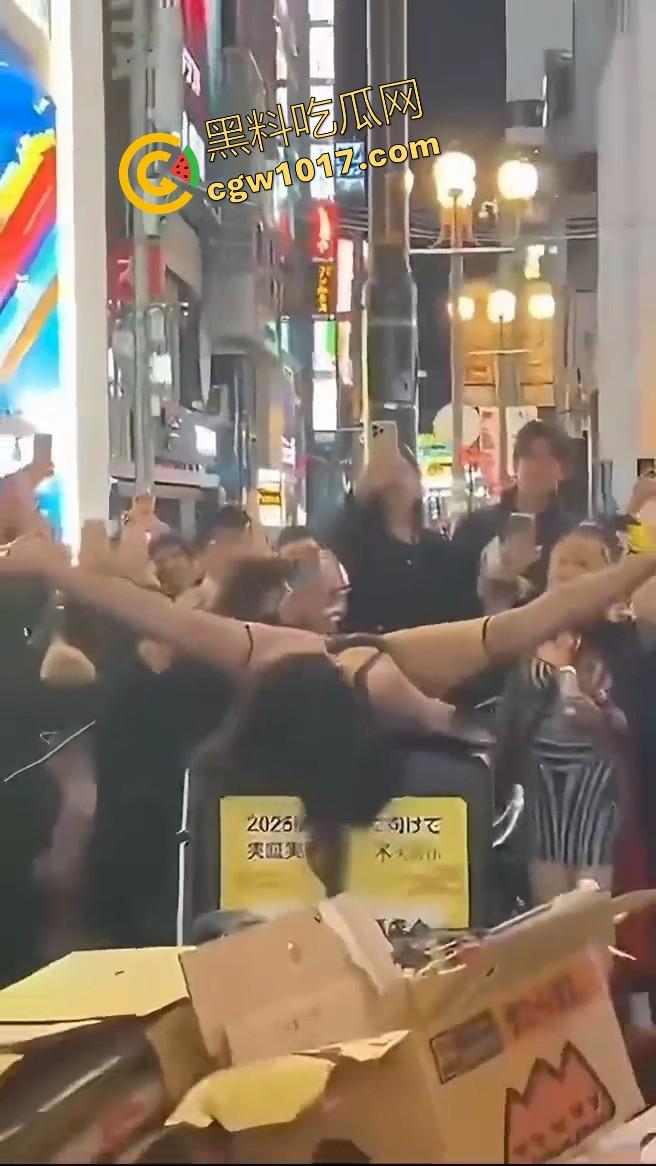 日本街头的万圣节!这你确定不是在拍片嘛,这是借着万圣节的节日来宣称的吧,极品漏奶小天使到处都是,狠狠羡慕了!