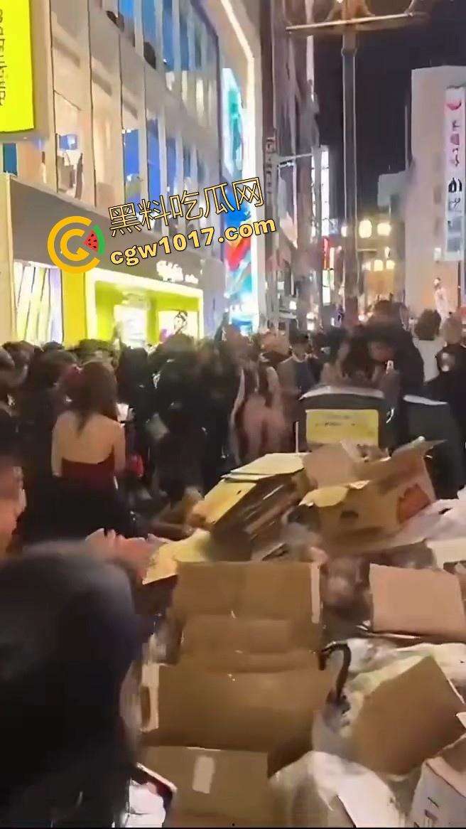 日本街头的万圣节!这你确定不是在拍片嘛,这是借着万圣节的节日来宣称的吧,极品漏奶小天使到处都是,狠狠羡慕了!