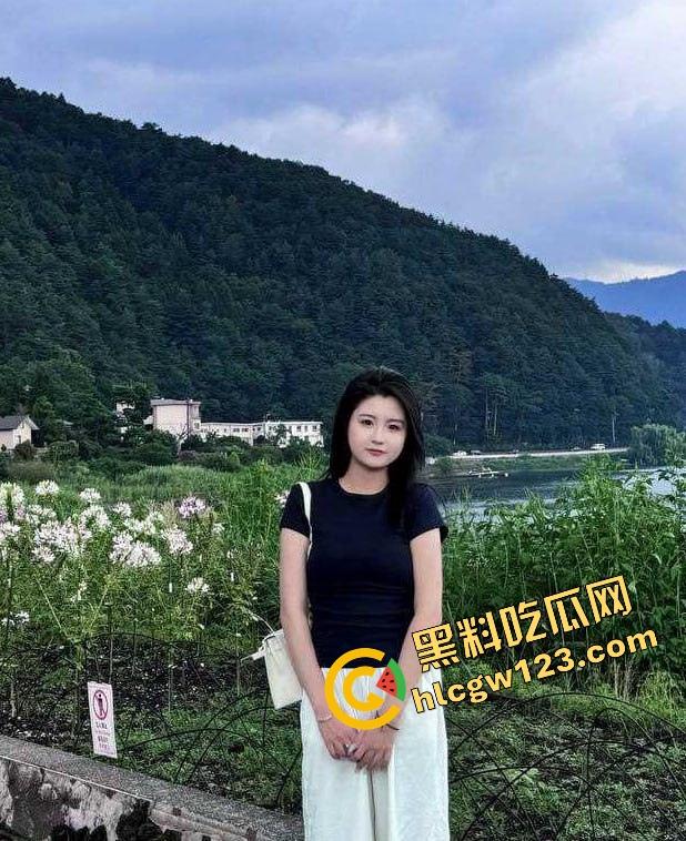 青岛极品幼师露脸抠逼泄露,讲完童话回家自慰表情媚到不行,骚到像开了九次房后再爱一次的脸!