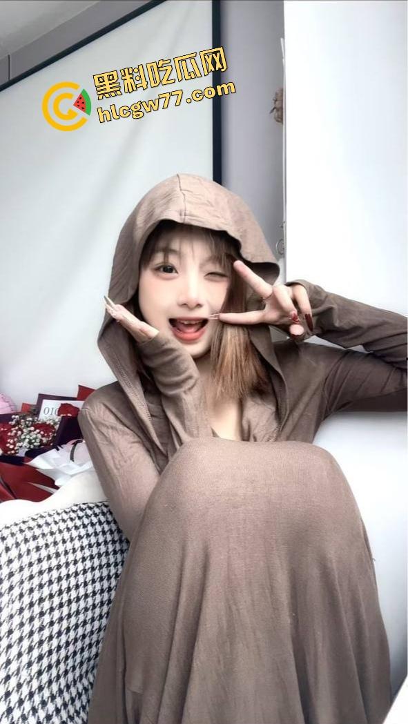 宁夏极品嫩妹【房于心】反差婊内裤套头狂舔鸡巴，天然毛丛嫩逼被猛操到喷泉，高颜骚货口交上瘾！