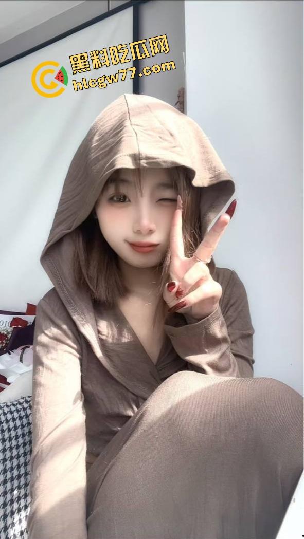 宁夏极品嫩妹【房于心】反差婊内裤套头狂舔鸡巴,天然毛丛嫩逼被猛操到喷泉,高颜骚货口交上瘾!