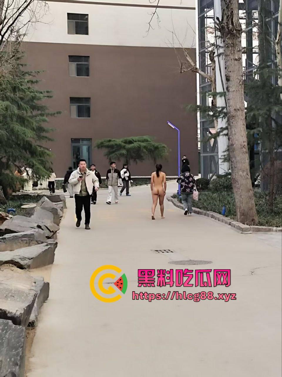 河北美院骚娘们裸奔操场追男生亮瞎狗眼,奶头甩风逼毛飘街,艺术婊感情崩盘就玩人体艺术,天下无人敌!