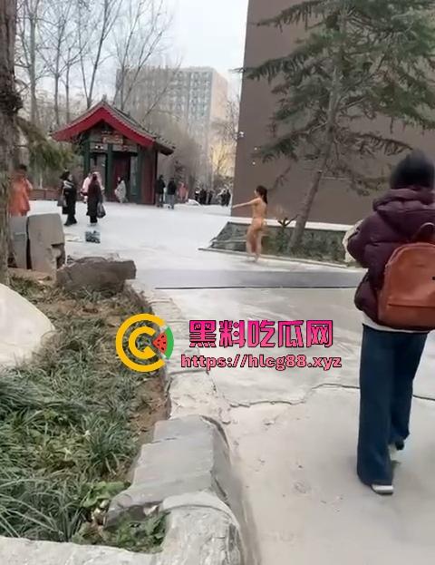 河北美院骚娘们裸奔操场追男生亮瞎狗眼,奶头甩风逼毛飘街,艺术婊感情崩盘就玩人体艺术,天下无人敌!
