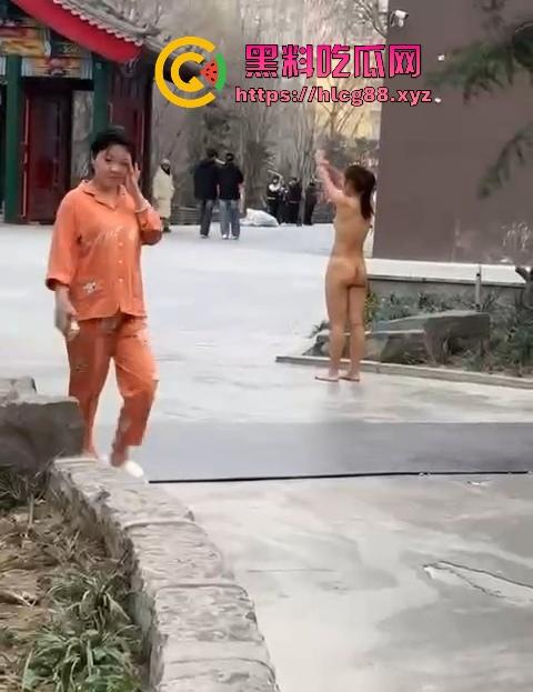 河北美院骚娘们裸奔操场追男生亮瞎狗眼,奶头甩风逼毛飘街,艺术婊感情崩盘就玩人体艺术,天下无人敌!