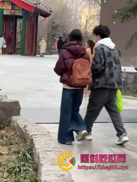 河北美院骚娘们裸奔操场追男生亮瞎狗眼,奶头甩风逼毛飘街,艺术婊感情崩盘就玩人体艺术,天下无人敌!