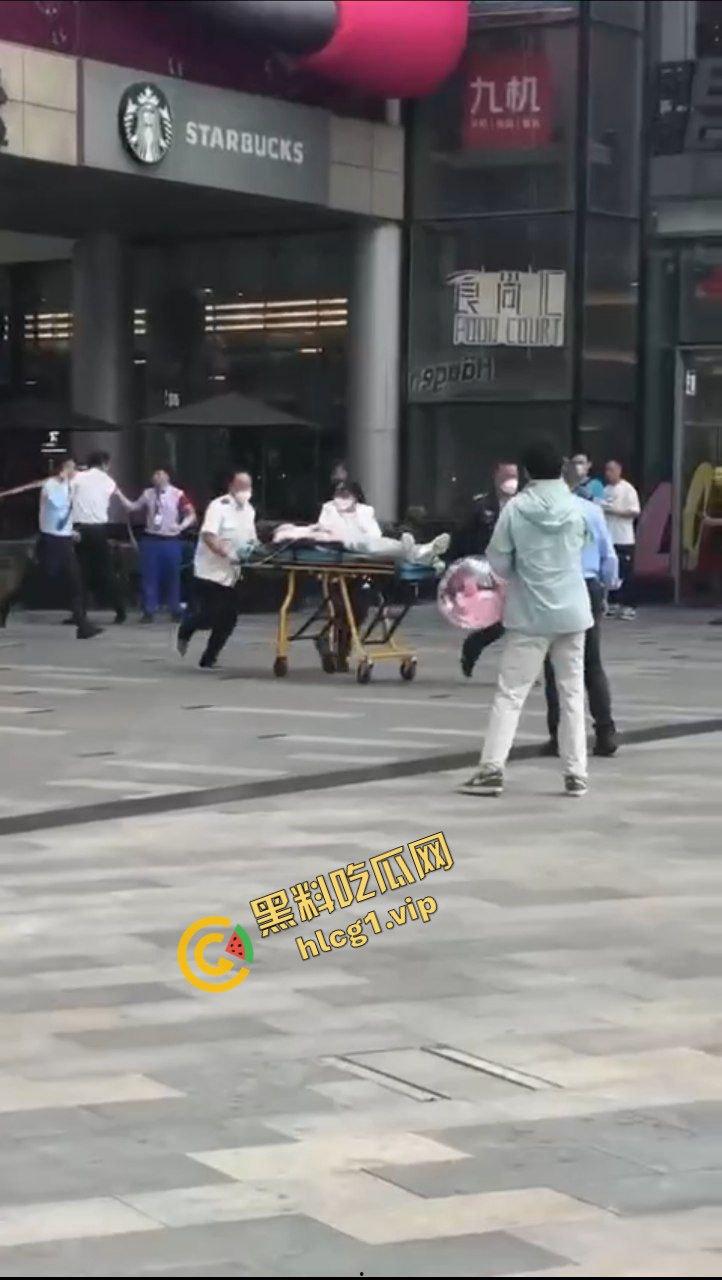 昆明 同德广场商场 15岁抑郁症男孩 因父母离异 从4楼一跃而下 跳楼自杀!