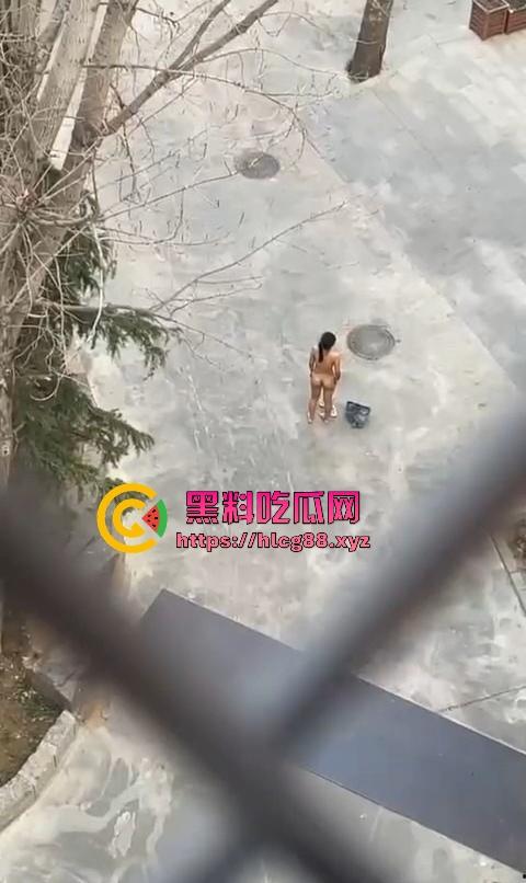 河北美院骚娘们裸奔操场追男生亮瞎狗眼,奶头甩风逼毛飘街,艺术婊感情崩盘就玩人体艺术,天下无人敌!